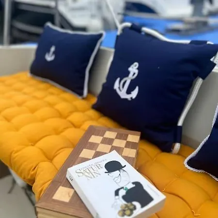 Na Plachetnici Hotel en barco *