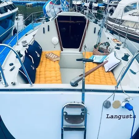 Botel Na Plachetnici *